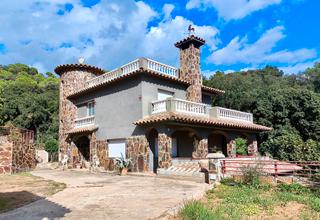 Haus in Avinguda til·lers 151. Casa envoltada de natura