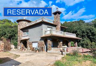 Maison à Avinguda til·lers 151. Casa envoltada de natura