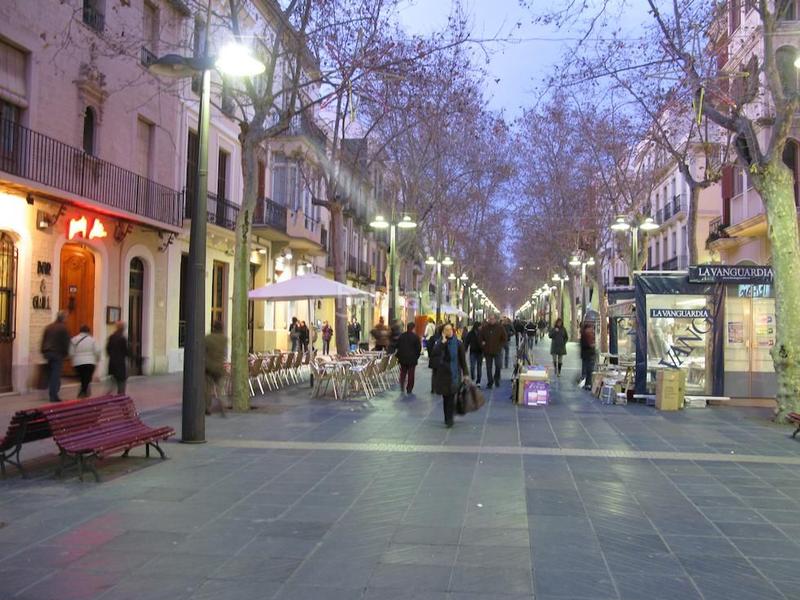 Foto e8b3a00d-202e-41f5-990d-29a6133d6ab3. Parking coche en carrer de manuel de cabanyes 1b ¡plaza de parquing en el centro! en Vilanova i la Geltrú