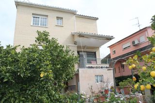 Haus in Plaça poligon 47 48. ¡fantástica casa familiar!