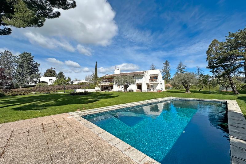 Foto 016d9315-c5dd-48d4-aa86-1ab27fb8d1d8. Casa amb xemeneia aparcament piscina a Somosaguas Pozuelo de Alarcón