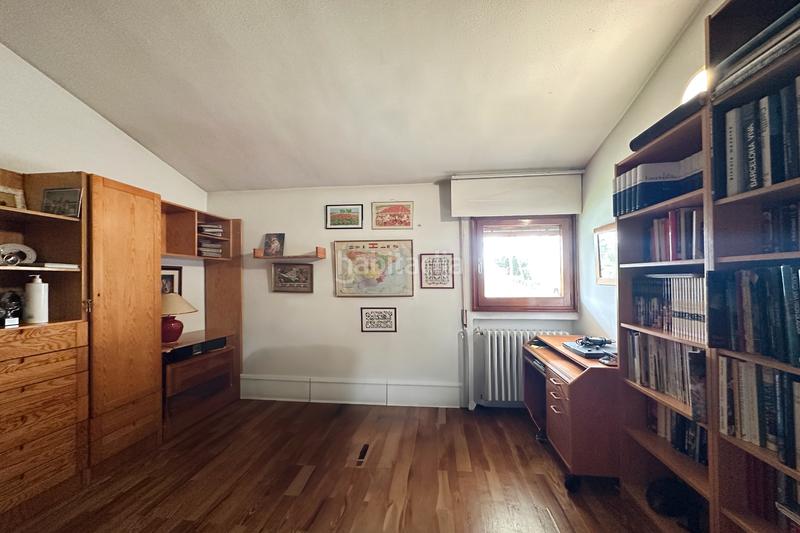 Foto 9e7c41fa-9f95-4a03-8897-e2b46db6e977. Casa amb xemeneia aparcament piscina a Somosaguas Pozuelo de Alarcón