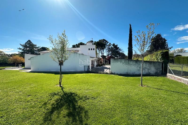 Foto b797a3c3-1497-4ad3-afcd-9c53926fb738. Casa amb xemeneia aparcament piscina a Somosaguas Pozuelo de Alarcón