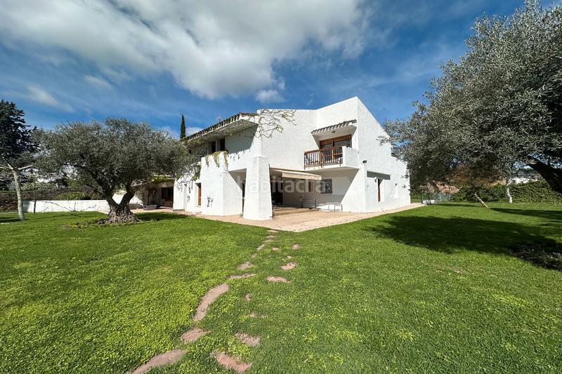 Foto c248bc0b-5c36-41fb-8a18-63184df25294. Casa amb xemeneia aparcament piscina a Somosaguas Pozuelo de Alarcón