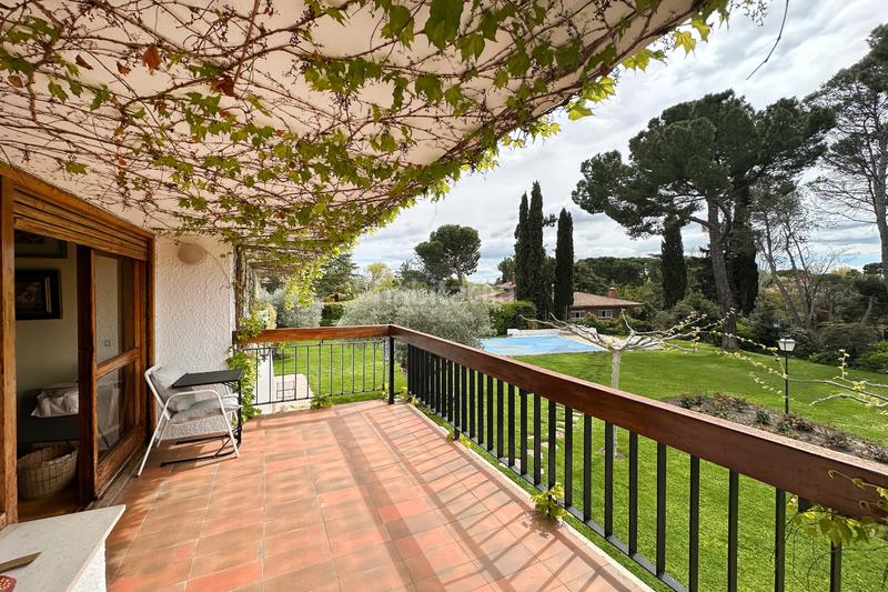 Foto d29ce314-e836-49ea-97a3-23c234c91bfa. Casa amb xemeneia aparcament piscina a Somosaguas Pozuelo de Alarcón