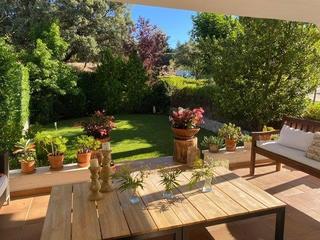 Casa aparellada a El Bosque. "chalet impecable, listo para entrar a vivir"