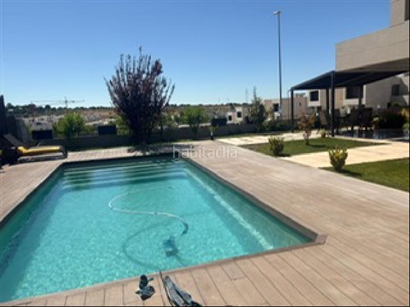 Foto 4960e67e-ad14-4cbe-8fc8-1dc18b5cf6ba. Chalet with fireplace heating parking pool in Los Satélites-Roza Martín Majadahonda