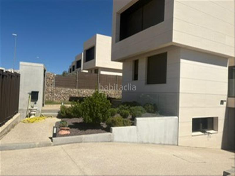 Foto 4d18b4bd-62c4-468f-817a-d3b07e9bc7b1. Xalet amb xemeneia calefacció aparcament piscina a Majadahonda