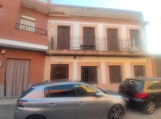 Casa adossada a Villasequilla. Gran casa en el centro del pueblo, 3plantas, 10hab.