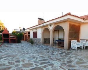 Chalet à Palomeque. Chalet independiente en una sola planta con piscina propia