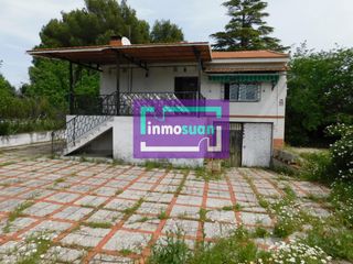 Casa a Yuncler. Casa independiente en urbanización los saucesyuncler, parcela de