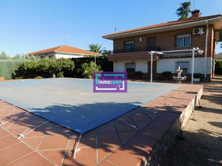Xalet a Yuncos. Chalet independiente con parcela de 1.300m2 en urbanización pozu