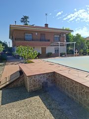 Xalet a Yuncos. Chalet independiente con parcela de 1.300m2 en urbanización pozu