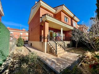 Casa a schiera  Escritor javier reverte. Chalet adosado de esquina en venta en torija guadalajara