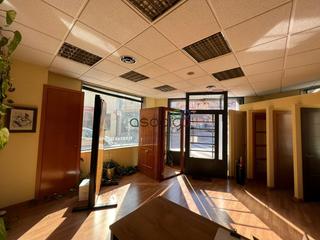 Location Local commercial  Calle francisco medina. 120 m2 construidos 112 m2 útiles. local comercial de esquina a 3