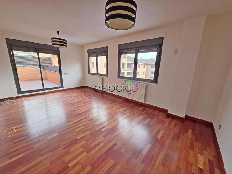 Foto 2eae15eb-13ad-47e8-90cf-e7223ce49198. Pis amb calefacció aparcament piscina a Yebes - valdeluz Yebes