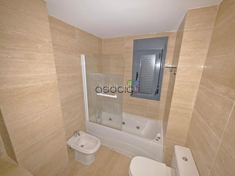 Foto 852be441-d87a-42f3-9bf6-eba44fad3dbb. Pis amb calefacció aparcament piscina a Yebes - valdeluz Yebes