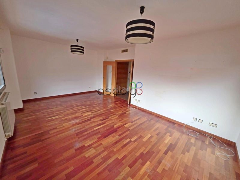 Foto ce12df62-c9aa-463f-8738-b255b71e42d8. Pis amb calefacció aparcament piscina a Yebes - valdeluz Yebes