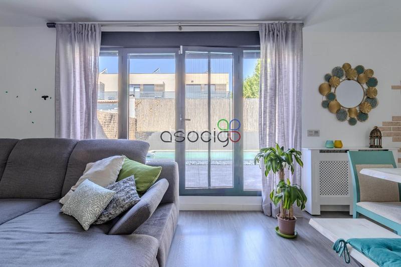 Foto 1084d6e2-62df-49e2-9943-47989ddac72f. Casa adosada cabanillas unifamiliar pareado con piscina en Cabanillas del Campo