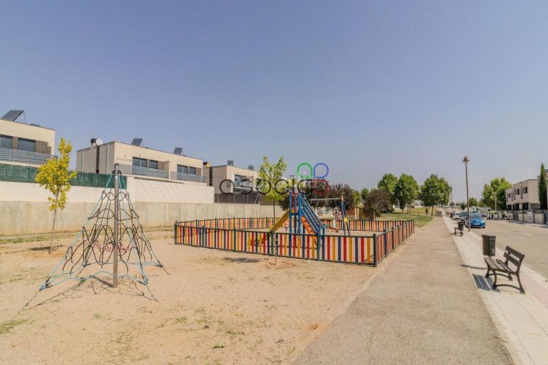 Foto 201c5f17-fc4f-45e3-b17a-a262ca7ea89c. Casa adosada cabanillas unifamiliar pareado con piscina en Cabanillas del Campo