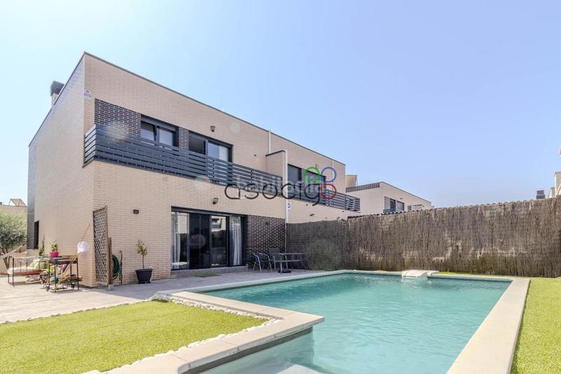 Foto 3f1bf5fe-a275-4a73-afb1-bf6edef386ec. Casa adosada cabanillas unifamiliar pareado con piscina en Cabanillas del Campo