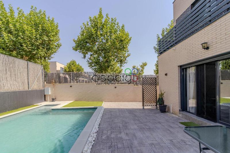 Foto 412ad69a-3d5a-463f-8e44-4eb1fb01c21b. Casa adosada cabanillas unifamiliar pareado con piscina en Cabanillas del Campo