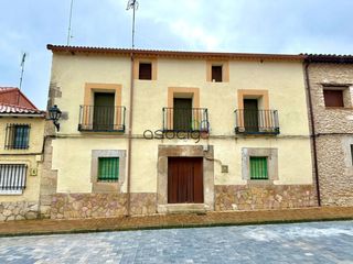 Casa  Enmedio. Fantástica casa de 3 plantas con parcela  tamajón