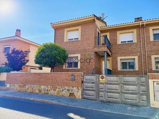 Casa adosada  Virgen del rosario. Unifamiliar pareado en cabanillas