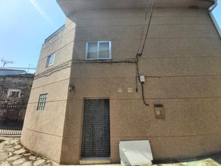 House  Calle callejuela. Calderón vende: casa de 3 plantas con patio. 
-planta baja: sal