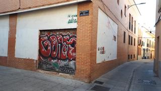 Business premise in Calle de arcipreste de hita 20. Calderón vende: dos locales comunicados en bruto.