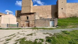 Masia a Sigüenza. Inmobiliaria arbeteta vende casa de pueblo con terreno urbanizab