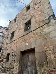 Casa a Sigüenza. Se vende terreno y casa en pleno centro del casco histórico en s