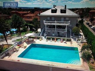 Chalet à Cabanillas del Campo. Inmobiliaria arbeteta vende magnífica villa en cabanillas del ca