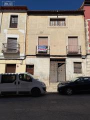 Mas à Brihuega. Inmobiliaria vende casa con patio en una de las calles mas centr