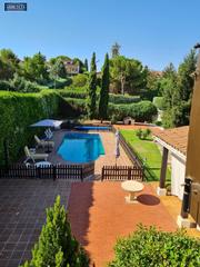 Chalet à Chiloeches. Inmobiliaria arbeteta vende magnífico chalet de 5 dormitorios en