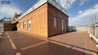Ático en Casco Histórico. Inmobiliaria arbeteta vende ático de 4 dormitorios en casco hist
