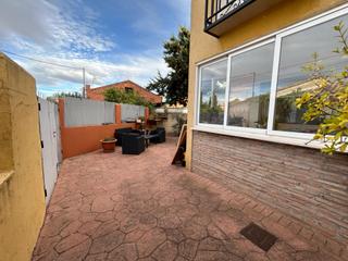 Maison à Humanes. Casa en esquina con gran patio y piscina comunitaria en humanes