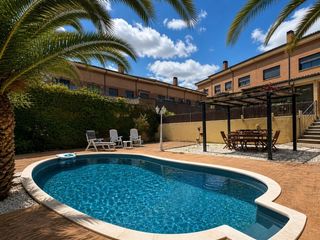 Chalet en Las Cañas. Inmobiliaria arbeteta vende exclusivo chalet en zona clara campo