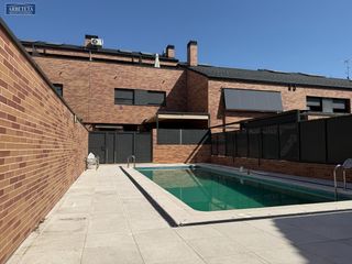 Maison jumelée à Urb. Belvalle. Inmobiliaria arbeteta vende chalet adosado de 3 dormitorios en m