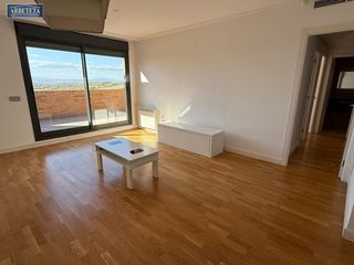 Lloguer Àtic a Las Lomas-Salinera-La Muñeca. Inmobiliaria arbeteta alquila ático de dos dormitorios en zona r