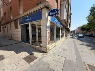 Lloguer Local Comercial a Casco Histórico. Local comercial en esquina con fachada acristalada y gran imagen