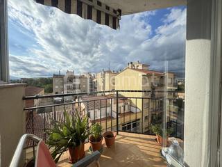 Pis  Carrer del rosselló. Vivienda de 4 habitaciones con parking en girona