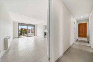 Pis  Dels metges. Piso de cuatro habitaciones con balcón en st. feliu