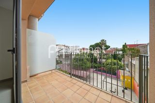 Flat  Carrer dels metges. Piso de cuatro habitaciones con balcón en st. feliu