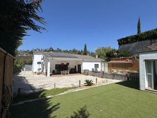 Casa  Calle comajuliana. Casa independiente con licencia turística, piscina y gran jardín