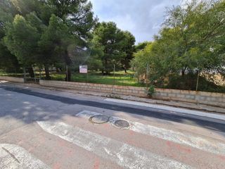 Terreno residencial en Montornés-Las Palmas-El Refugio. Parcela en el centro de la urbanización