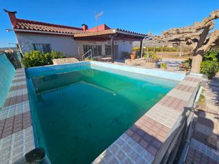 Chalet in El Grao. Vivienda con terreno bien comunicada  y piscina.