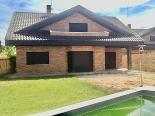 Rent Chalet in Calle de los mártires 53. Chalet de  4 dormitorios con piscina