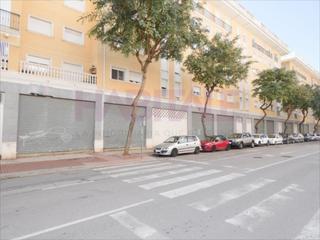 Lloguer Local Comercial a Centro Urbano. Este fantástico local se encuentra ubicado en una zona ideal par