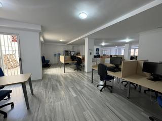 Oficina a Centro Urbano. Se alquila o se vende en el centro de denia piso de 142 metros c